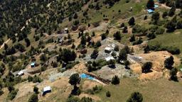 3 bin kişinin geçimini sağladığı Oltu taşı ocakları dronla görüntülendi
