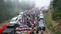 Trabzon'da süslü hayvanlar ve yöresel kıyafetlerle geleneksel yayla göçü