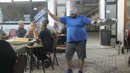 Çay dağıtırken yaptığı danslarla fenomen oldu