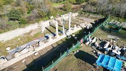 Amastris Antik Kenti'nde Roma dönemine ait sütunlar yerlerine yerleştiriliyor