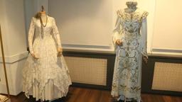 100 yıllık gelinlikler, 200 yıllık binada sergileniyor