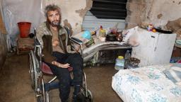 Muşambayla çevrili alanda yaşam mücadelesi veren engelli, hastaneye yatırıldı