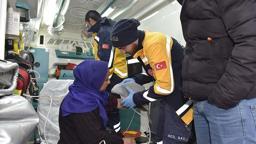 Yolu kardan kapanan kırsal mahallede diyaliz hastasını ekipler kurtardı