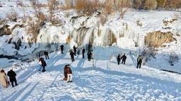 Donan Muradiye Şelalesi’ne ziyaretçi ilgisi