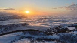 Deniz manzaralı yaylada bulutların eşsiz görüntüsü