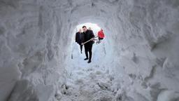 Yüksekova'da esnaf dükkanının önüne kardan tünel açtı