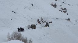 Yüksekova'da çığ nedeniyle kapanan mezra yolu, 2 ay sonra açıldı