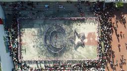 İlkokul öğrencilerinin bayrak sevgisi dron kamerasında