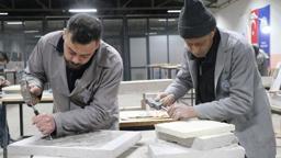 Baba-oğul, tarihi Rum Yetimhanesi'nin bahçesinde kurulan atölyede taşa şekil veriyor