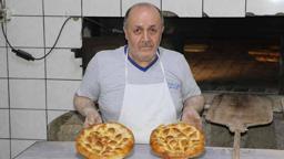 Fırın ustalarının 300 derece sıcakta pide mesaisi