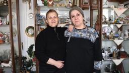 Babalarının koleksiyonları ile başlayan antika merakı, iki kız kardeşin mesleği oldu