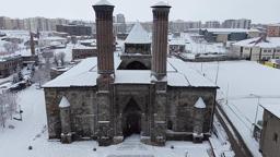 Erzurum kara teslim; yollar kapandı