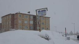 Bitlis'te kar kalınlığı 70 santimetreyi buldu; 304 köy ve mezra yolu kapandı