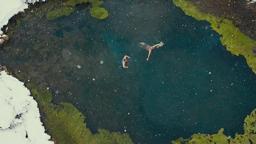 Erzincan’da eksi 5 derecede mineralli gölde yüzdüler