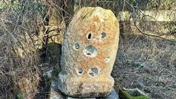 2 asırlık adak taşı ortadan kayboldu