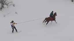 Karlı arazide önce safari, ardından atlarla snowboard keyfi