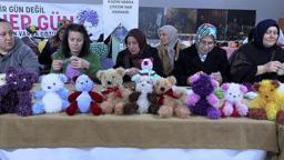 İlmek ilmek sevgi; kadınlar örüyor, çocuklar gülüyor