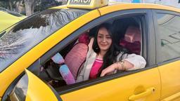 Gezme merakıyla direksiyon başına geçen Gizem, 2 yıldır taksicilik yapıyor