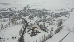 Kars’ta kar kalınlığı yarım metreyi geçti, köyler havadan görüntülendi