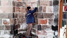 678 yıllık caminin gönüllü olarak temizliğini yapıyor