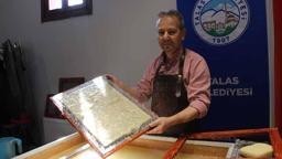 Tarihi konak atölyeye çevrildi; 2 bin yıllık yöntemle sanatsal kağıtlar üretiliyor