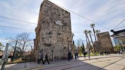 Tramvay tehdidindeki 2 bin yıllık burçlara tel örgülü önlem