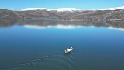 Buzlar çözüldü, balıkçılar sandallarıyla Çıldır Gölü'ne açıldı