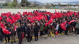 Malatya'da öğrenciler Türk bayrağı, öğretmenler karanfil ile karşılandı