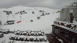 Uludağ'da nisan ayında kar yağışı; kar kalınlığı 1 metre