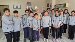 Depremde kaybettiği kızı ve damadı için kütüphane kurdu