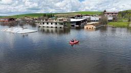 Baraj kapakları açıldı, boşaltılan 10 ev su altında kaldı