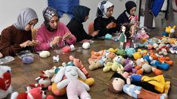 Üniversitelilerin ördüğü amigurumi bebekler, kanser hastası çocuklara hediye edilecek