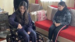 Yıllardır tek sandalyeyi kullanan kardeşler, hediye edilen akülü sandalyeyi de dönüşümlü kullanacak