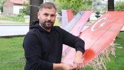Kayınpederinin vasiyetini yerine getiren damat, yaptığı uçurtmalarla çocukları sevindiriyor