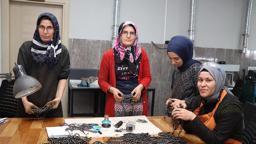 Oltu'nun 'kara kehribarına' kadın eli değdi