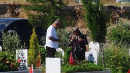 Hatay'da deprem şehitliğinde buruk bayram