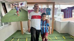 Oğlunun hayali için evinin balkonunun mini futbol sahasına çevirdi