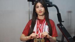 Türkiye Bilek Güreşi Şampiyonu Sümeyye, gözünü Avrupa'daki madalyalara dikti