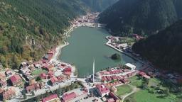 Uzungöl'de yaz manzarası; güneşi gören akın etti