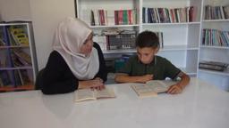 Öğretmenlerinin desteğiyle aştıkları kekemelik sorununun ardından okula yeniden bağlandılar