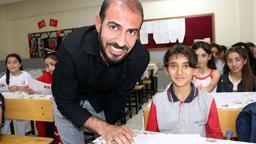 3 yıl okulun tek öğrencisiydi; nakil sonrası 32 arkadaşıyla karne heyecanı yaşadı