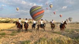 Kapadokya’da balonlar eşliğinde vadide at turu