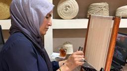 Minyatür tezgahlarla dokuma sanatını gençlere aktarıyor