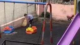 Çocuklar, oynadıkları parkı temizledi