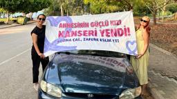 Meme kanserini yendi, aynı hastalığı atlatan annesiyle konvoyla şehir turu attı