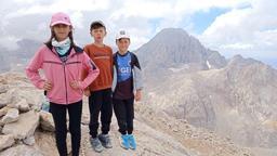 Çocuk dağcılar, Aladağlar’daki 3 bin 587 metre rakımlı zirveye tırmandı