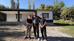 Yarım kalan evlerinde ders çalışıp fen lisesini kazanan ikizler, yeni yuvalarına kavuştu