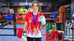 Lise arkadaşları sayesinde başladığı muay thai sporunda dünya şampiyonu oldu