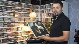 25 metrekare odada 15 bin plak, kaset ve CD’den oluşan koleksiyon oluşturdu