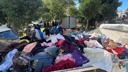 Avcılar'da bodrum katta biriktirilen kıyafetler ceza korkusuyla sokağa bırakıldı, çevredekiler kapıştı